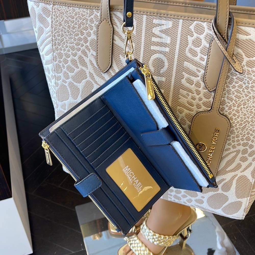MICHAEL KORS LARGE DOUBLE ZIP WRISTLET WALLET PHONE CASE
Navy NWT - Picture 5 of 16